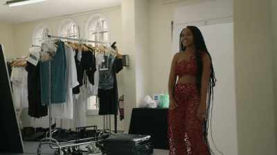 [RAPPING IN SPANISH] ♪ I speak with love
don't misinterpret my flow ♪ - Victoria's Secret: The Tour '23