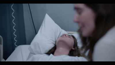 [Raquel] Please, someone,
come quick! Please! - La Madre