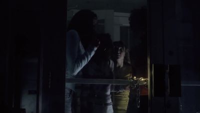 [Rattles]
[Sara] We're trapped in here. - Wrong Turn 4: Bloody Beginnings