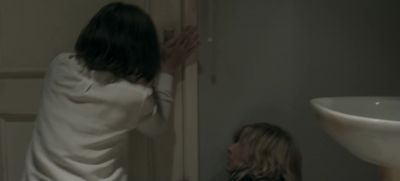 - [rattling]
- [screams] - Black Mirror