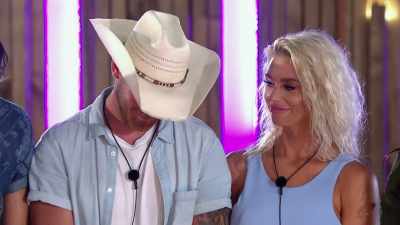 >> RAY AND CARO. - Love Island
