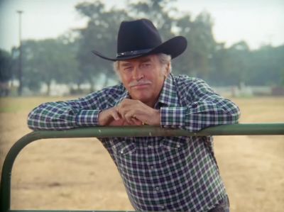 [Ray] Come on. Come on.
Hyah, hyah, hyah. - Dallas