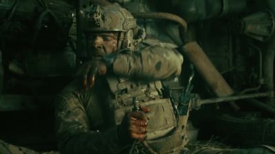 Ray!
He's moving around the saddle! - SEAL Team