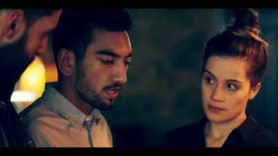 - Raza, let's go.
- Easy, bruv. It was good to see you, yeah? - Informer