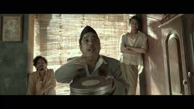 Razia's cronies have been
threatening me since morning. - Gangubai Kathiawadi