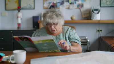 (READS) "What someone achieves
in life - Miriam Margolyes: Australia Unmasked
