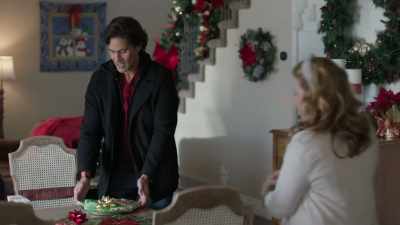 - Ready. And I have
another family craft idea. - A Christmas of Wonders