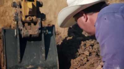 REALLY HELPS TO HAVE EYES
GROUND LEVEL TO SEE EVERYTHING. - Dino Hunters