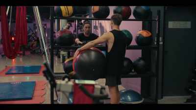 - Really? - What? I'm doing my squats. - Wellmania