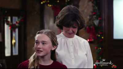 - Really? Where do you live?
- New Jersey. - Christmas at the Palace