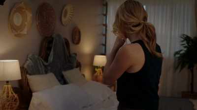 [Rebecca suspirando] [piar de los pájaros] - Couples Retreat Murder