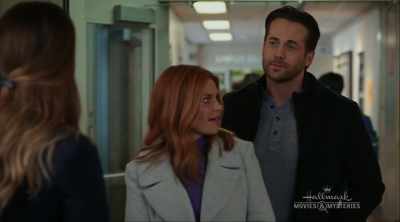 Rechercheur Smith.
-Ik wil Edward Irons spreken. - Aurora Teagarden Mysteries: A Game of Cat and Mouse
