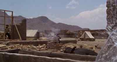 Red, get around the back! - Cattle Annie and Little Britches