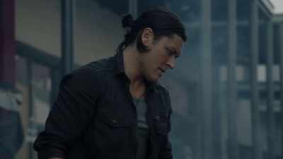 REED:
We should go. - The Gifted