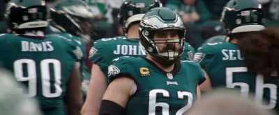 [Reese] And the Eagles will open
with the double tight end. - Kelce
