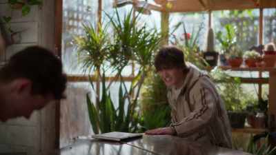 -[Reggie] Hmm.
-[jolt buzzes] - Julie and the Phantoms