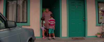 - Relax, your daughter is safe in my hands.
- And my hands, too. - The Florida Project
