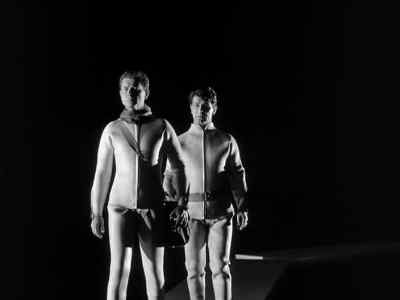 Remove your weapons, Commander. - The Atomic Submarine