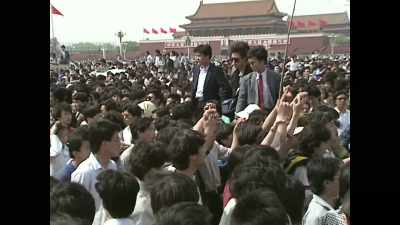 [reporter 5] This huge
demonstration is continuing. - The Exiles