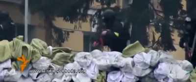 - [Reporter] Here,
police fire on protestors - Revealing Ukraine