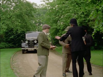 (reporters chattering)
- Nothing at all. - Agatha Christie's Poirot
