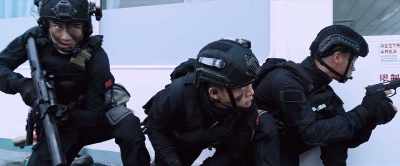 Reporting. There are 3 pirates
and 15 hostages on the bridge. - Operation Red Sea