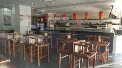 Restaurantes e lojas
que antes fervilhavam, - Race Against Pandemic