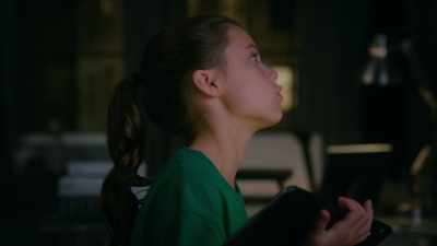 - Reuben.
- It's the dragon lady. - Mr. Manhattan