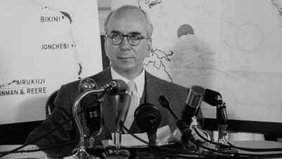 RHODES: Oppenheimer had been
snappish with him once, - To End All War: Oppenheimer & the Atomic Bomb
