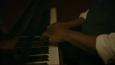 (rhythmic piano music) - The Porter