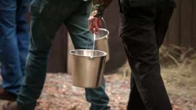 -[richard]
milkmaids.
-[all laughing] - Moonshiners: Master Distiller