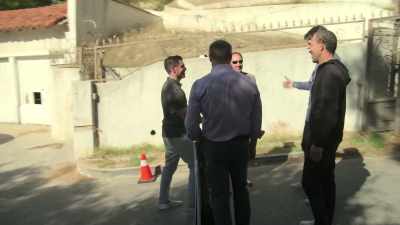 -[Richard] Nice to see you again.
-[Jon] Nice to see you. How are you? - Buying Beverly Hills