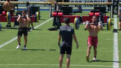Ricky abre a porta
e deixa cair a lunge bar e tem que parar. - Fittest on Earth: Retro/Active