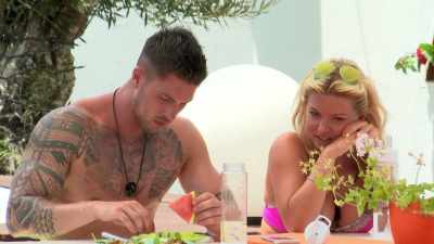 ‐Right.
‐And then five minutes
to 12:00 - Love Island