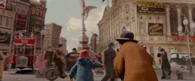 Right here, ladies and gents... - Paddington 2