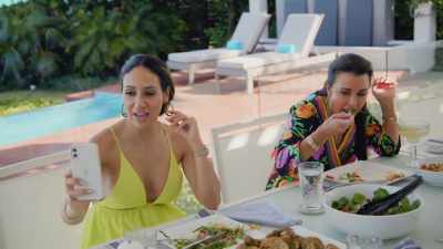 - Right.
- Hi. Kyle wants to say hi. - The Real Housewives Ultimate Girls Trip