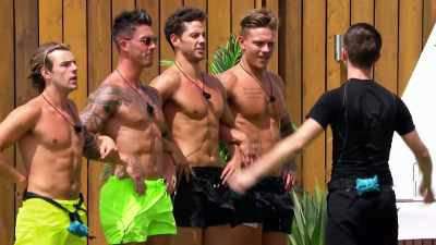 ‐Right.
‐I partnered up
with the beautiful Nathan. - Love Island