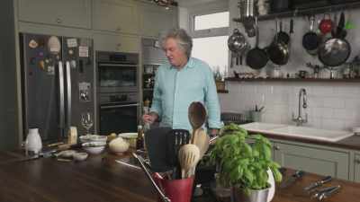 Right, I'm going to add
the rice noodles. - James May: Oh Cook!