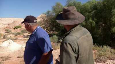 ..right in there.What, in the cut?
Yeah. - Outback Opal Hunters