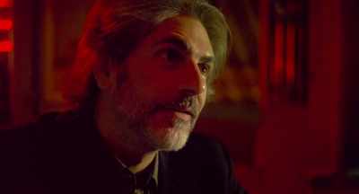 Right, listen to me.
[sniffs] - Cabaret Maxime