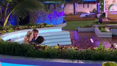 RIGHT NOW I FEEL THE MOST
UNCOMFORTABLE I'VE FELT THE - Love Island