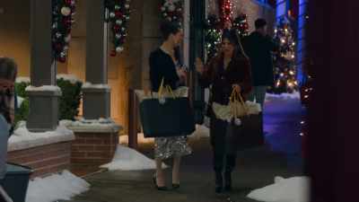 Right? Oh, and I just loved
the Olympic wrinkle, - Holiday Crashers