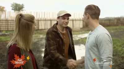 -Right on time. Come on.
-Okay. - Heart of Down Under