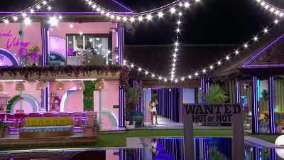 >> RIGHT, RIGHT, RIGHT, RIGHT,
RIGHT. - Love Island