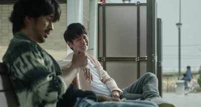 - Right?
- Seems to be doting on the kid. - It Comes