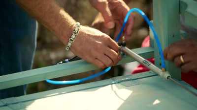Right, so if you screw the back ones
down first...
..right on the edge, - James May and the Dull Men