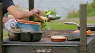 Right.
Stew done. Oysters done.
Corn done. How's the pasta? - Gordon Ramsay: Uncharted