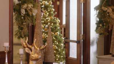 - Right, your table will be
right there, - Royally Yours, This Christmas