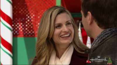 - Right? Thank you.
- [CARL] Everything happens for a reason. - Christmas in Love