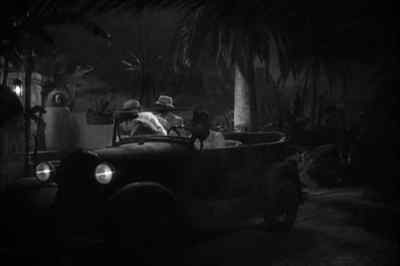 - Right through the garden.
- Thank you so much. - Charlie Chan in Egypt